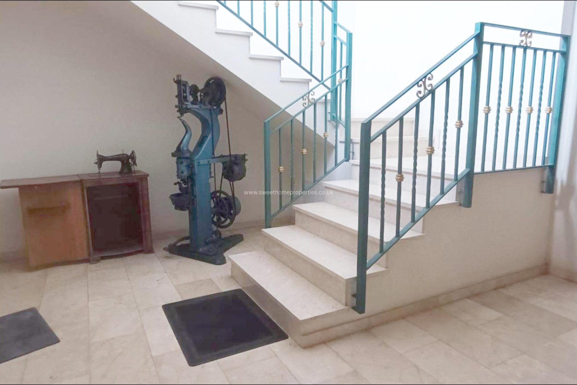 Resale - Commercial - Monovar - Pastoret