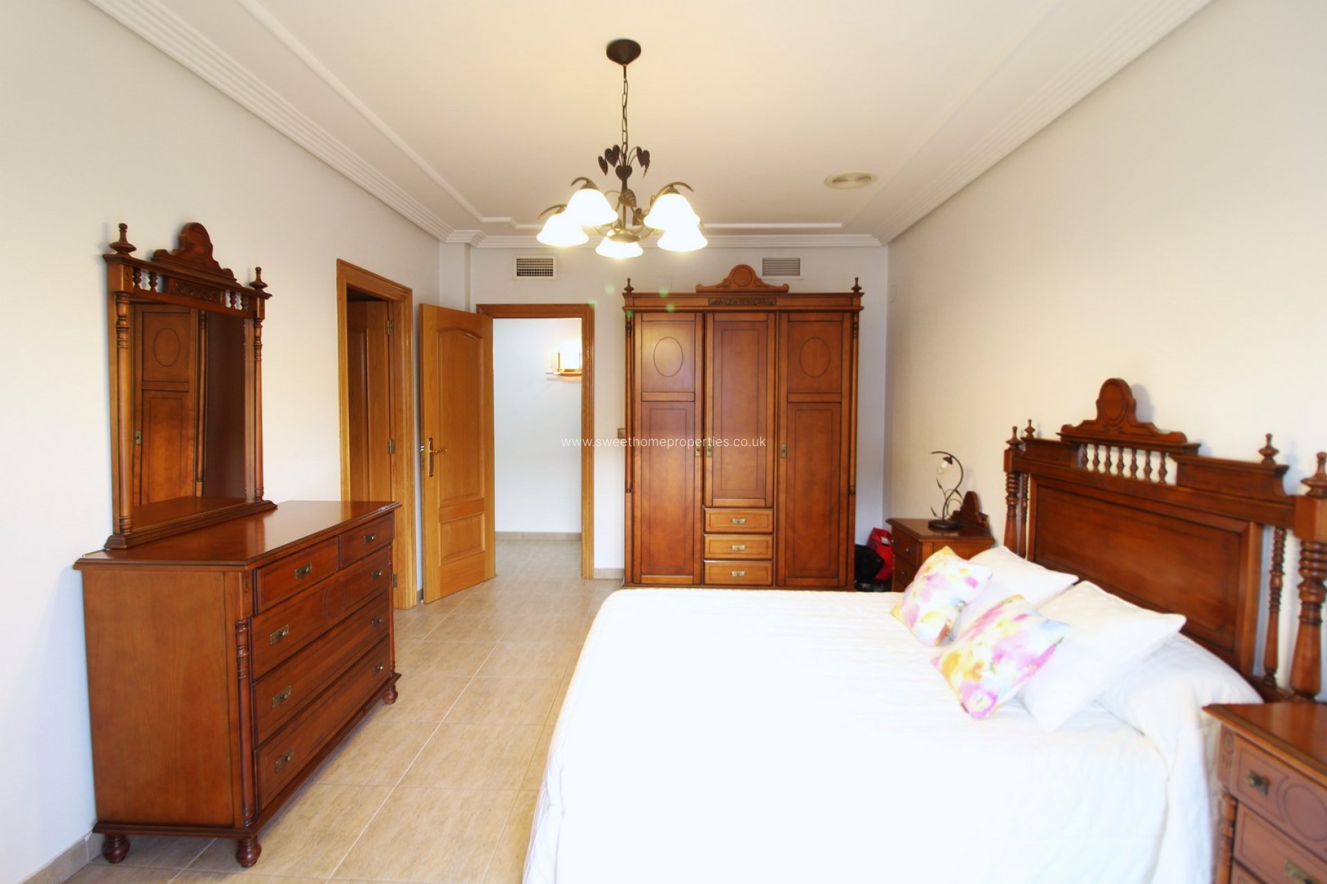 Reventa - Commercial - Jacarilla