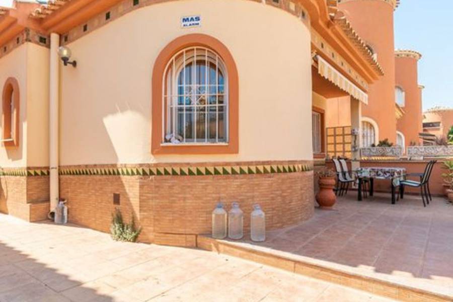 Re-sale - Villa - Playa Flamenca - Alicante