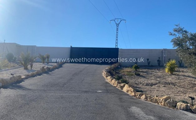 Resale - Villa - Petrer - Loma badá