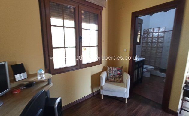 Resale - Country house - Novelda