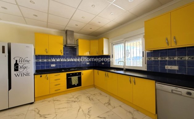 Resale - Country house - Pinoso