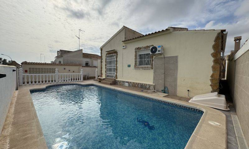 Re-sale - Villa - Playa Flamenca - Alicante