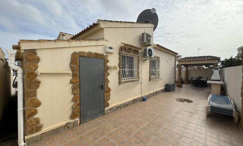 Re-sale - Villa - Playa Flamenca - Alicante