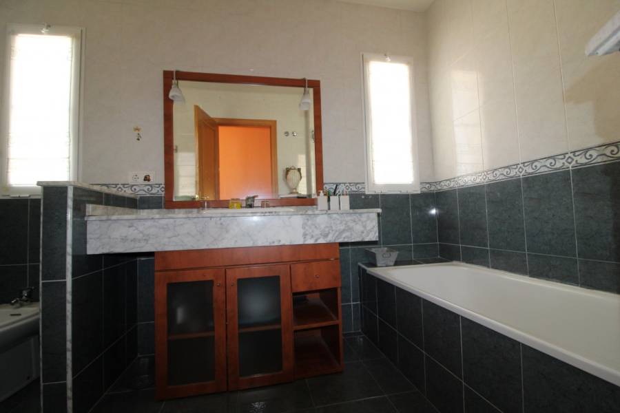 Re-sale - Villa - Elche