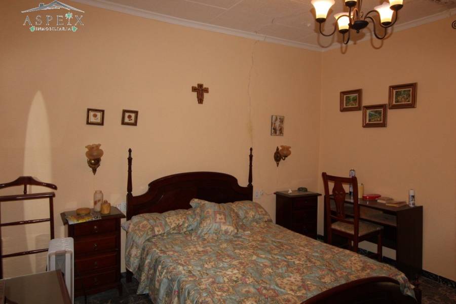 Re-sale - Country house - Petrer