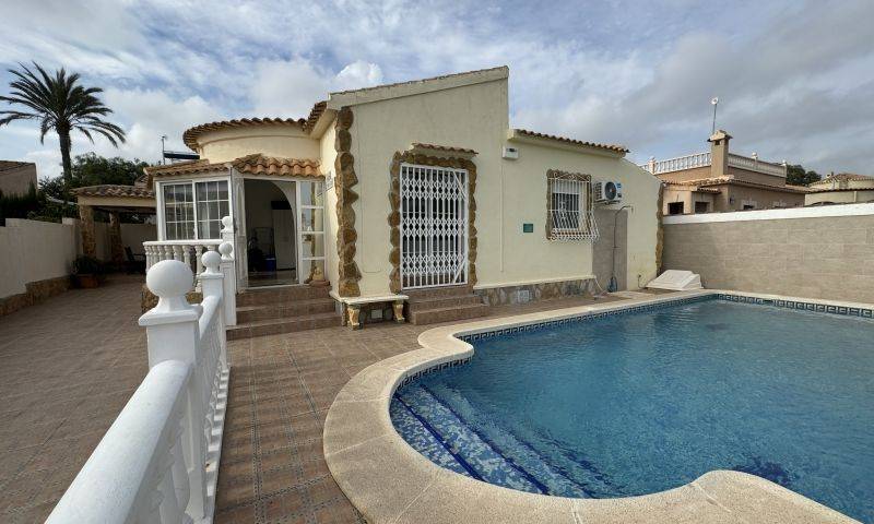 Re-sale - Villa - Playa Flamenca - Alicante