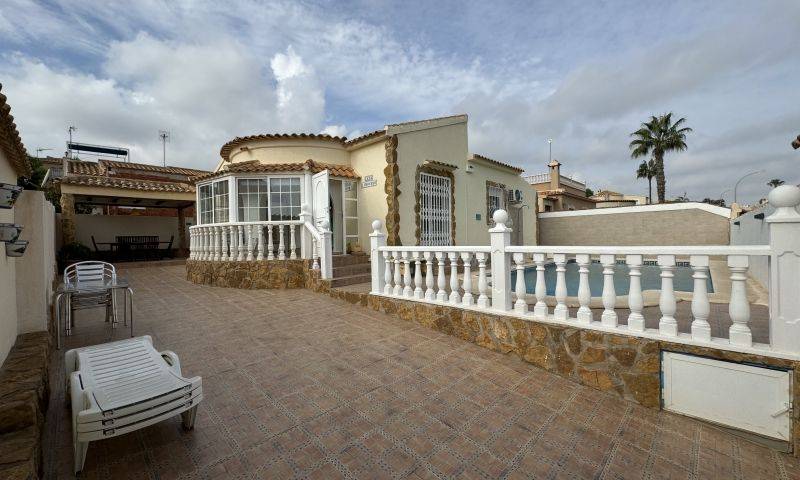 Re-sale - Villa - Playa Flamenca - Alicante