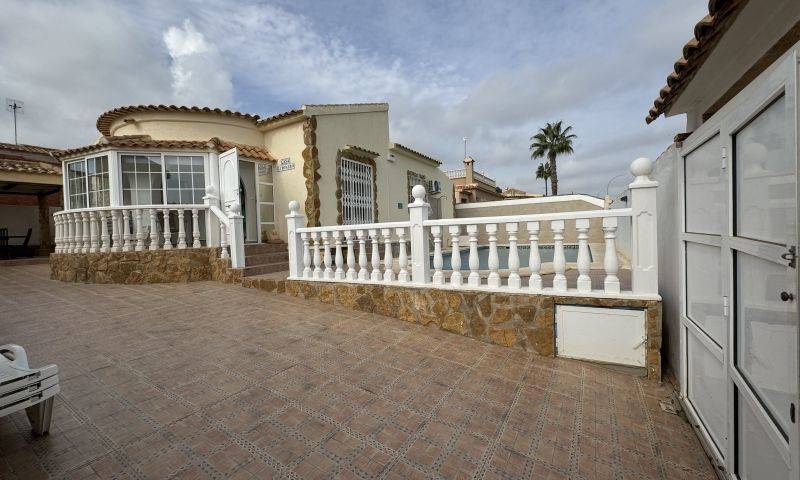 Re-sale - Villa - Playa Flamenca - Alicante