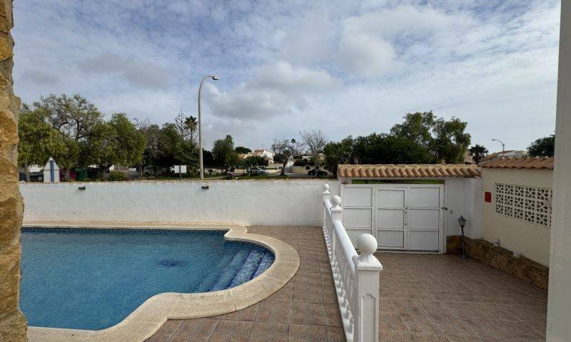 Re-sale - Villa - Playa Flamenca - Alicante